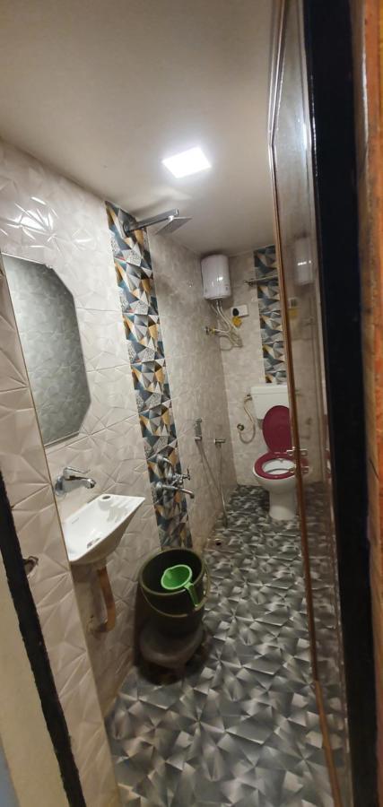 Hotel Krishna Ахмедабад Екстериор снимка