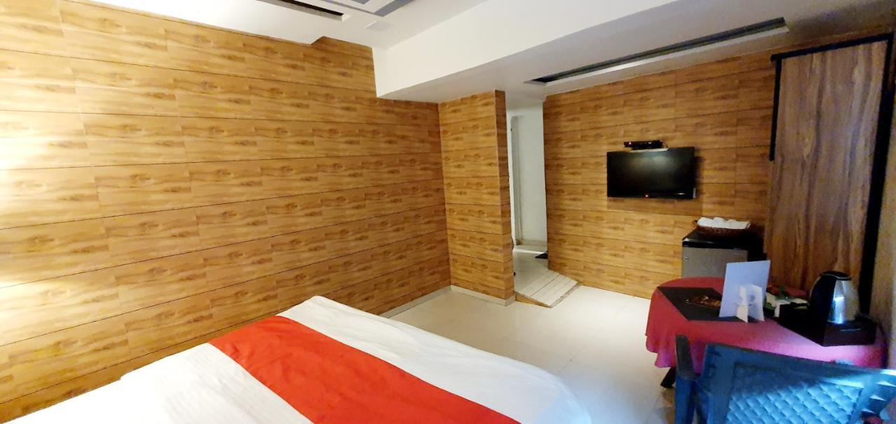 Hotel Krishna Ахмедабад Екстериор снимка