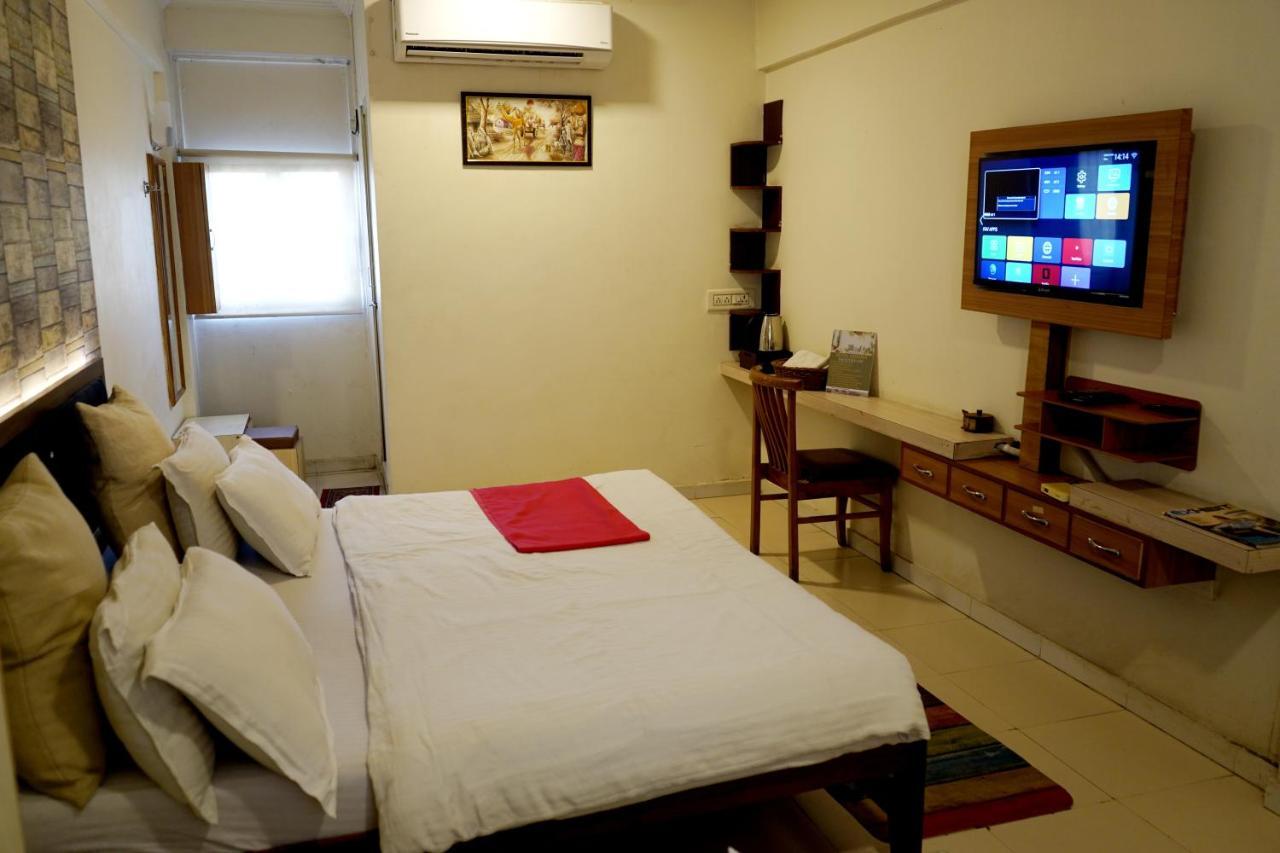 Hotel Krishna Ахмедабад Екстериор снимка
