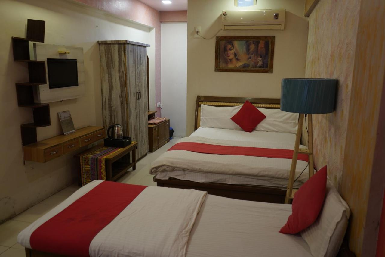 Hotel Krishna Ахмедабад Екстериор снимка