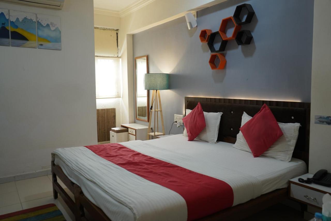 Hotel Krishna Ахмедабад Екстериор снимка