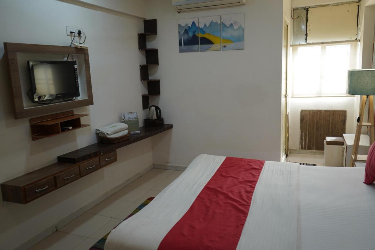 Hotel Krishna Ахмедабад Екстериор снимка