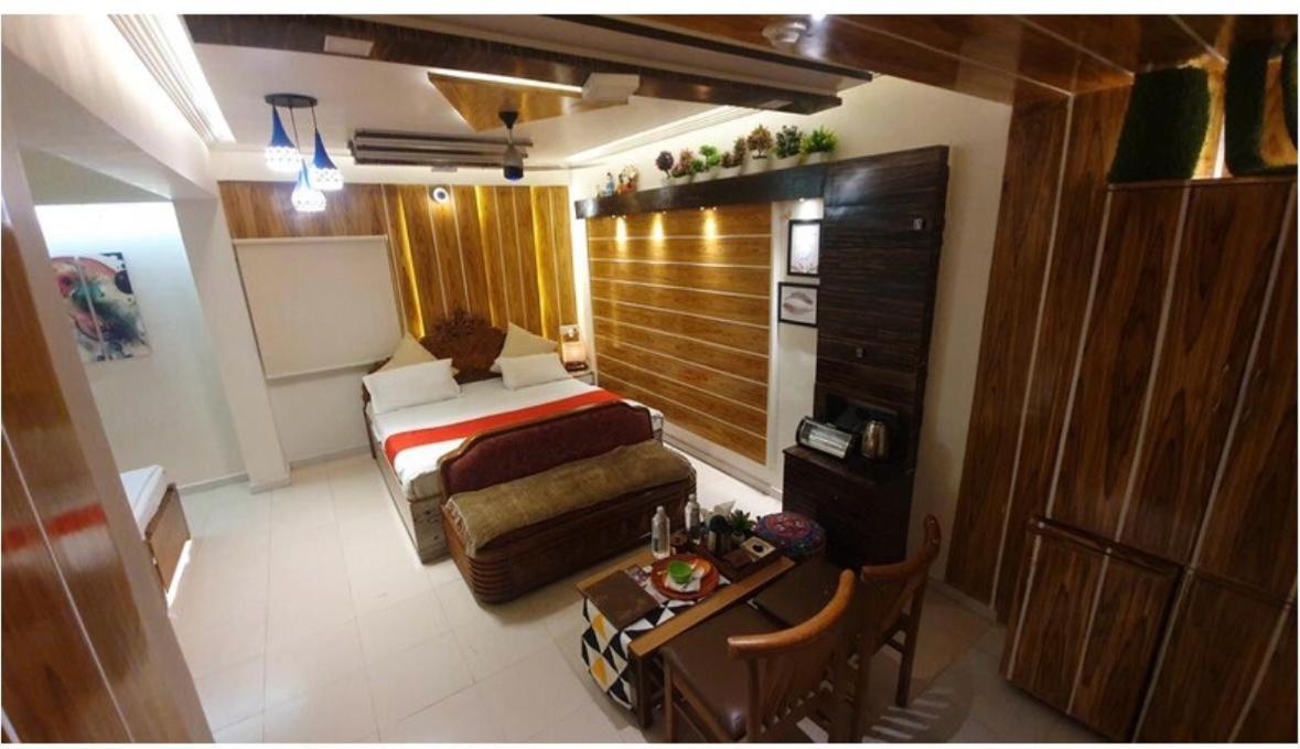 Hotel Krishna Ахмедабад Екстериор снимка