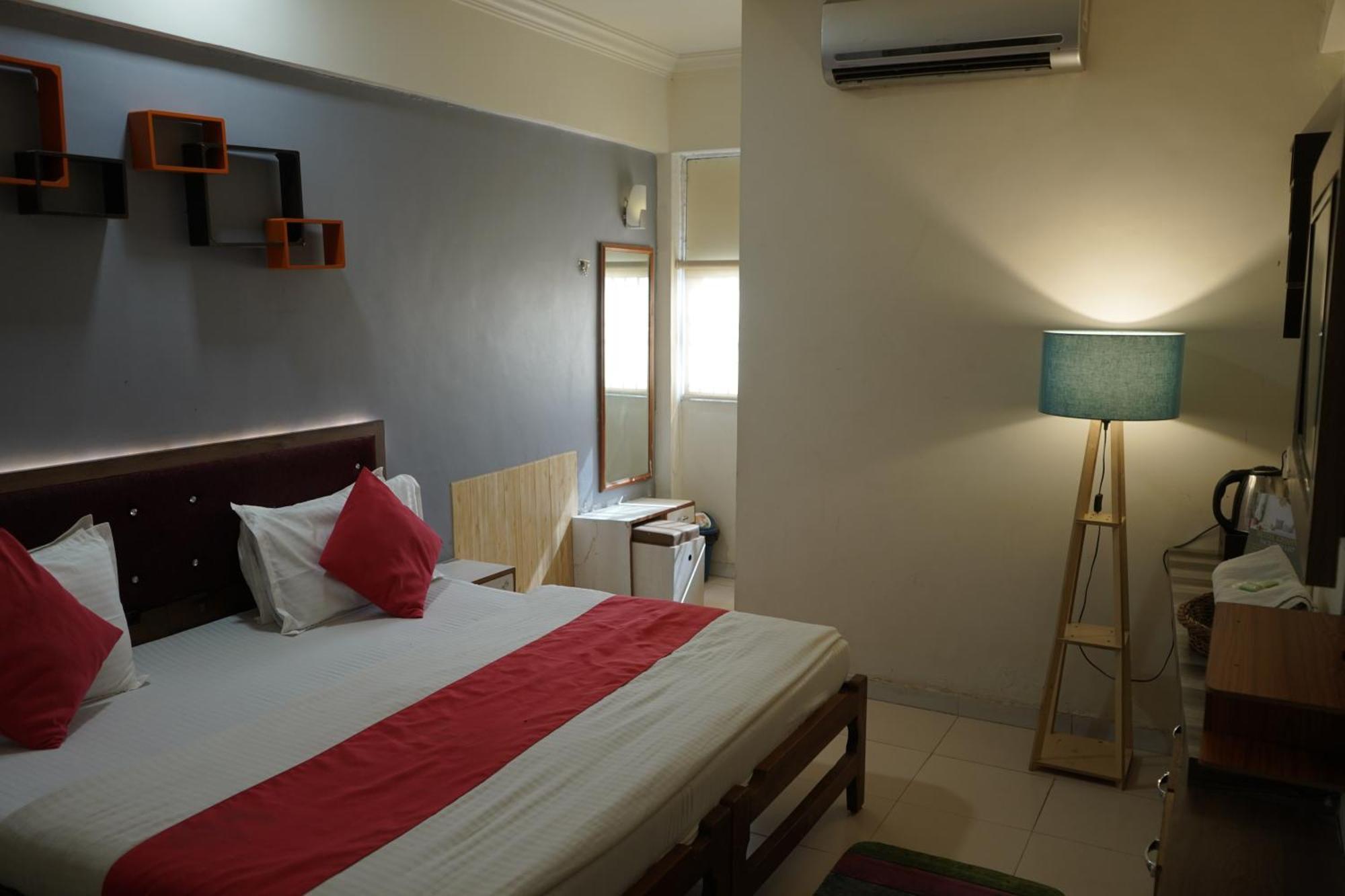Hotel Krishna Ахмедабад Екстериор снимка