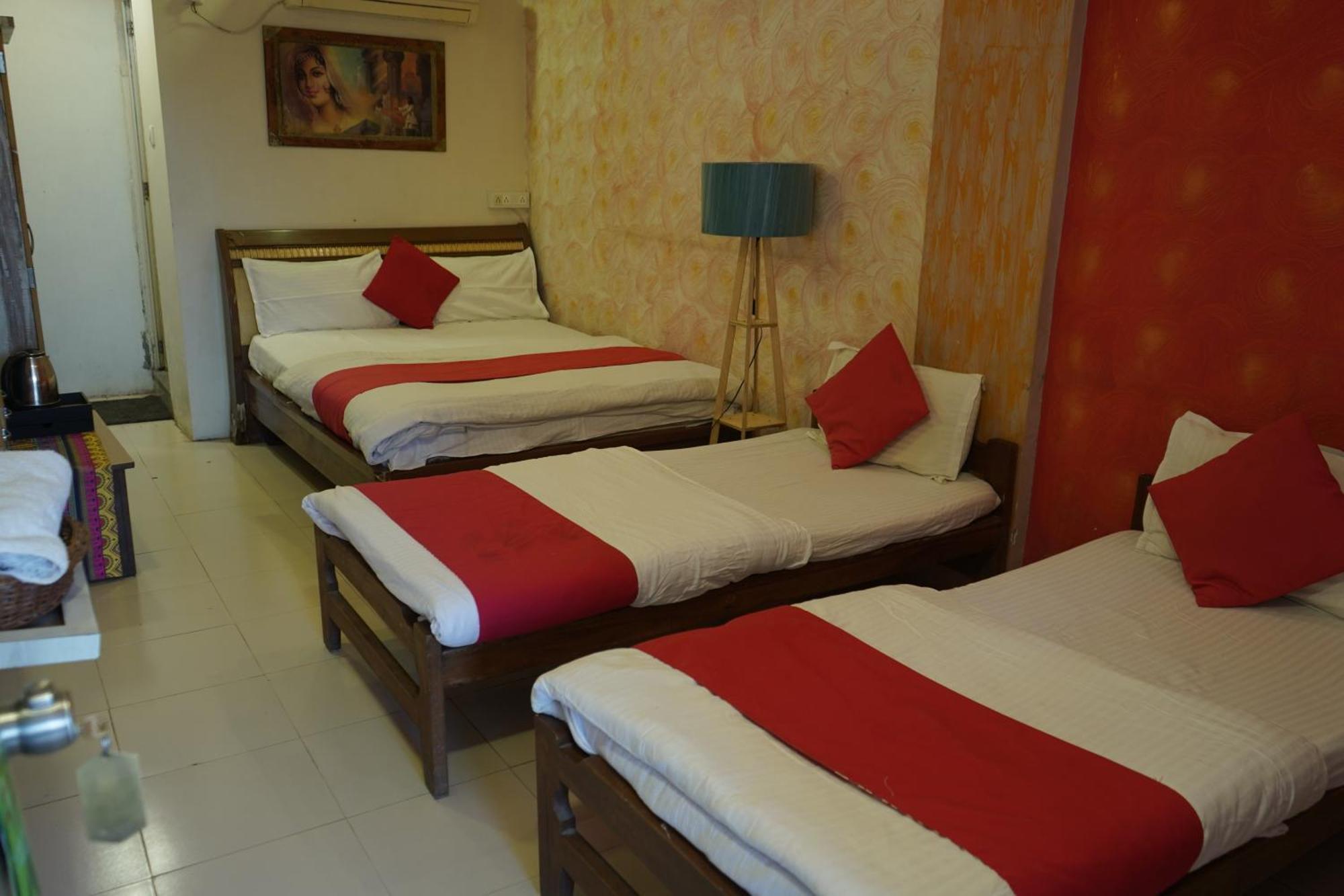 Hotel Krishna Ахмедабад Екстериор снимка
