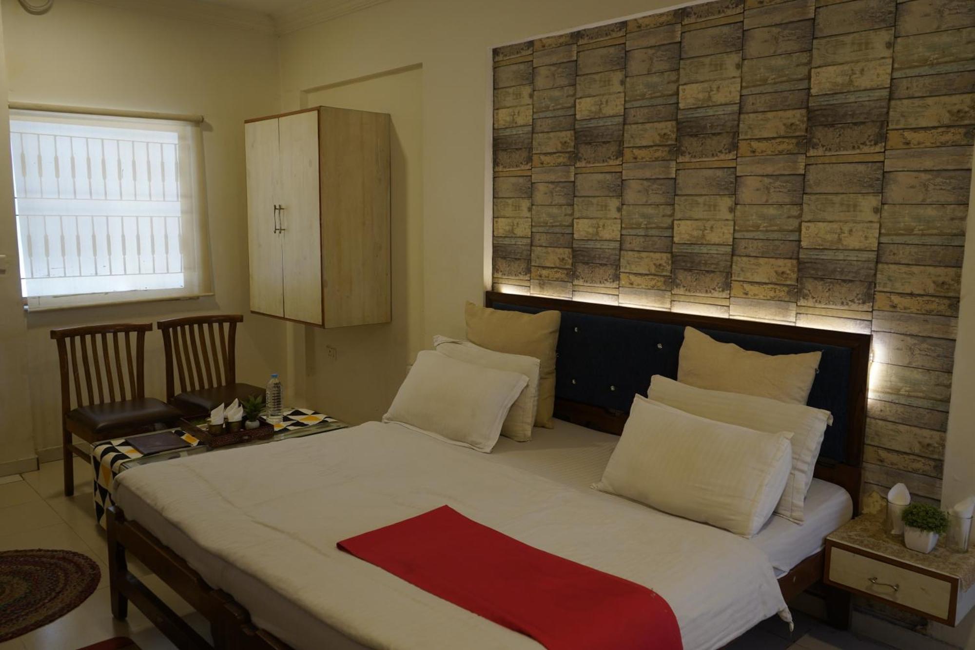Hotel Krishna Ахмедабад Екстериор снимка