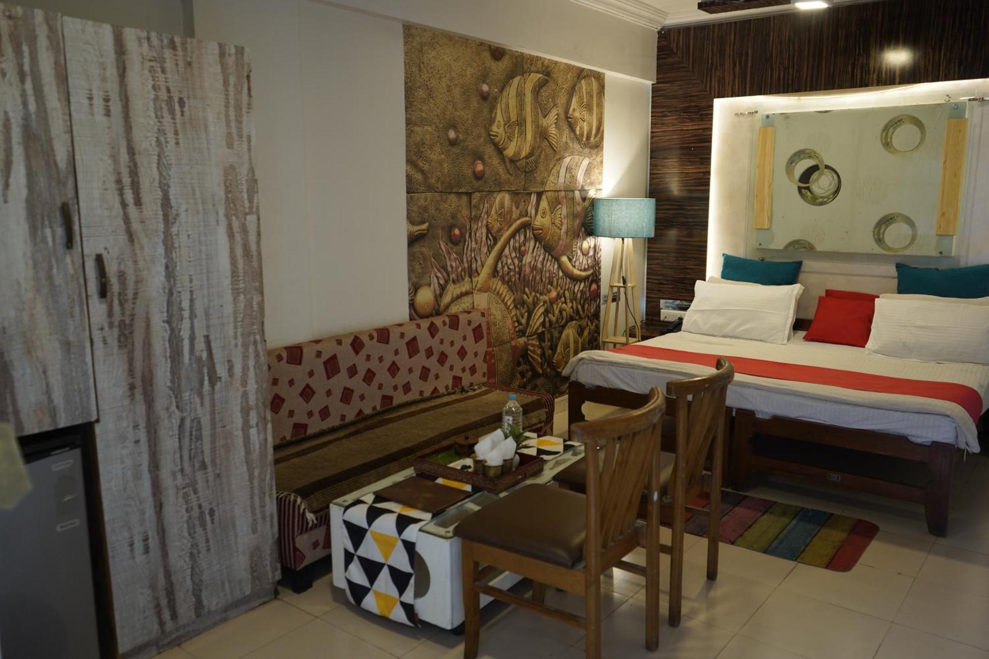 Hotel Krishna Ахмедабад Екстериор снимка