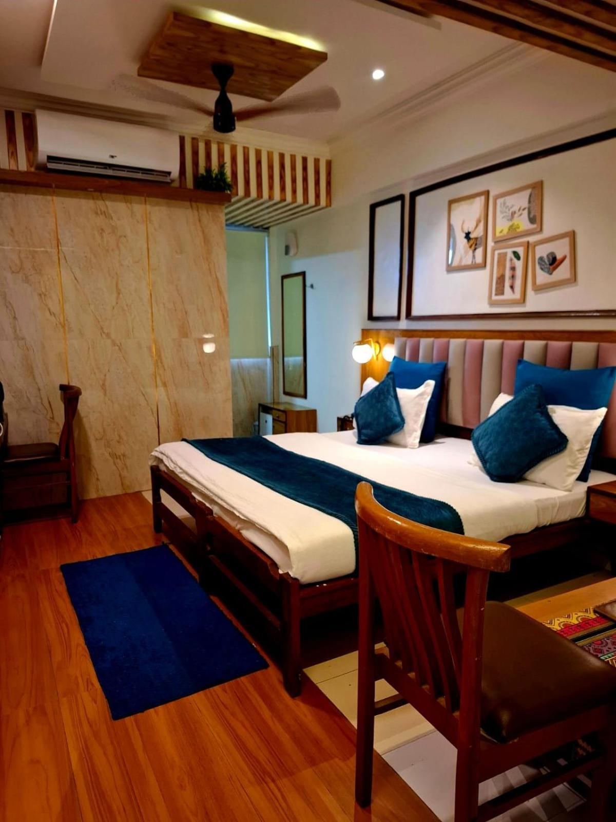 Hotel Krishna Ахмедабад Екстериор снимка